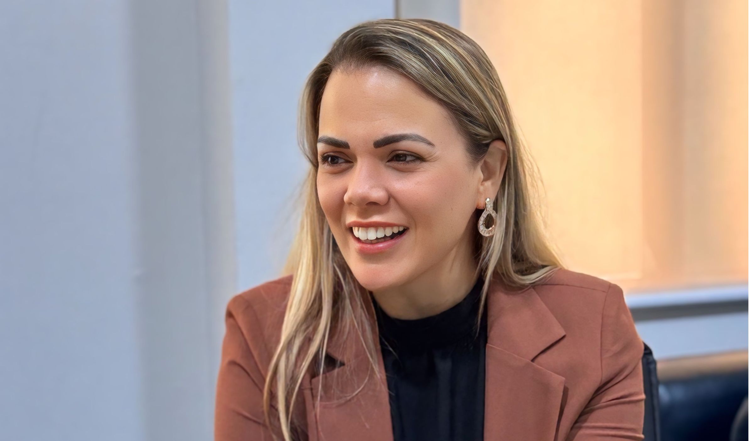 CLAÚDIA DE JESUS: Clube das Mães de Jaru é beneficiado com playground por emenda da deputada