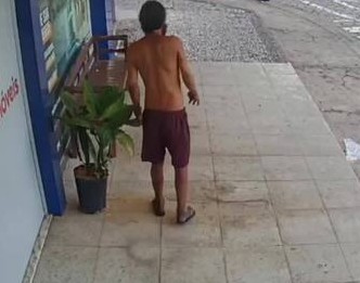 REVOLTANTE: Criança especial é agredida por morador de rua que pediu comida e tentou roubar 