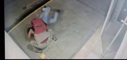 COVARDES: Mulher é derrubada por criminosos durante assalto na Avenida Calama