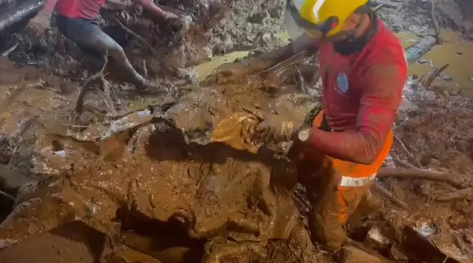 COROLLA: Bombeiros encontram quinta vítima da família morta em carro soterrado