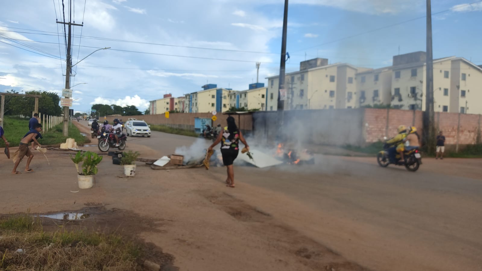 PORTO MADERO: Moradores fecham Av. Amazonas e protestam desabastecimento de água 