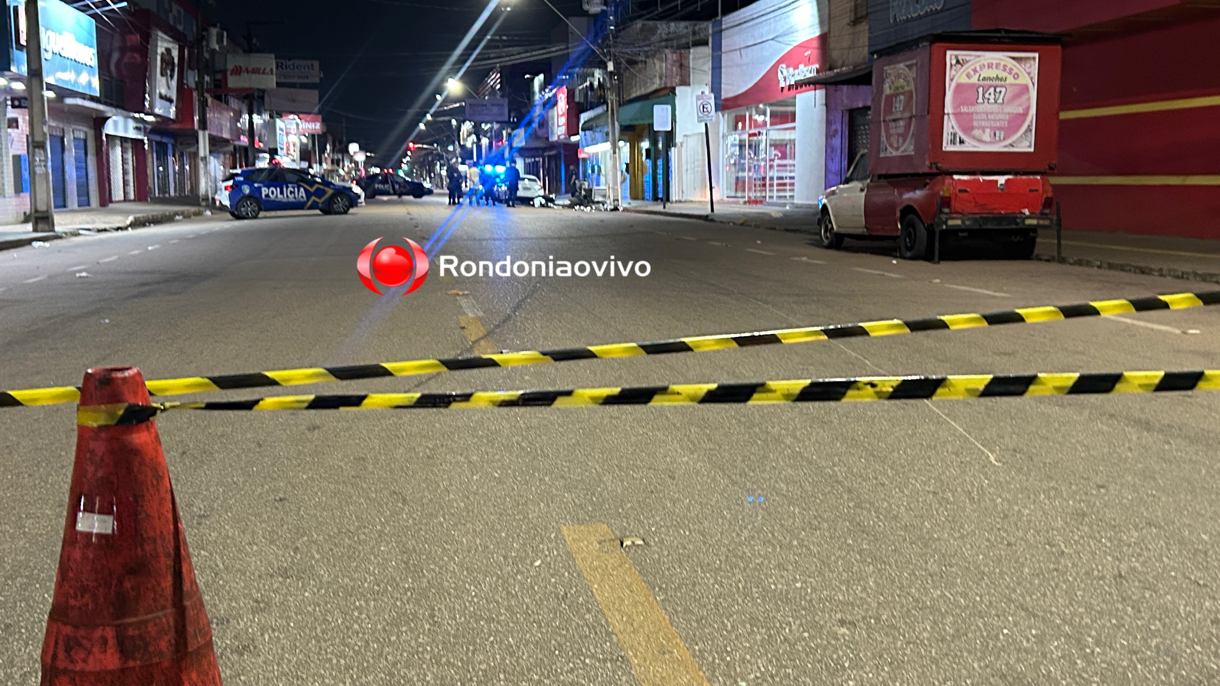 URGENTE: Casal morre após moto arrancar lixeira em frente a banco