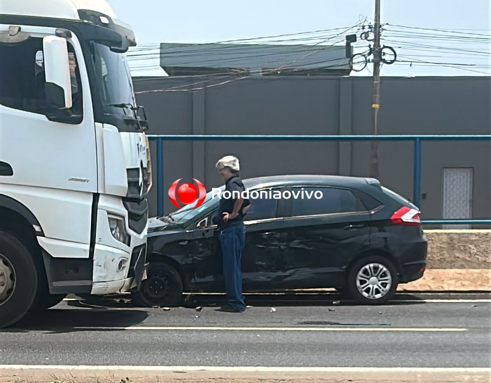 URGENTE: Carreta arrasta carro na BR-364 em frente a Rondobrás