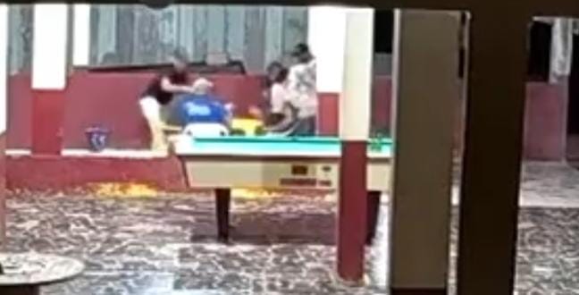 VÍDEO: Trio invade lanchonete, agride clientes e rouba dinheiro