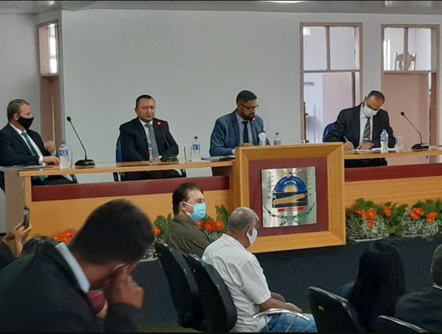 UM VOTO CONTRA: Vereadores aprovam 13° salário e férias remuneradas para prefeita e vice