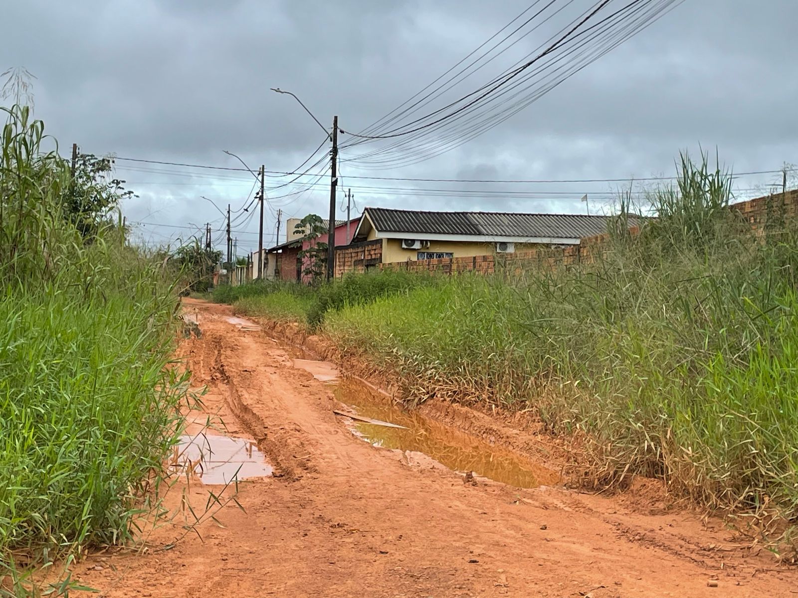PEDIDO DE PROVIDÊNCIA: Moradores da Rua Amsterdã pedem asfaltamento de lamaçal 