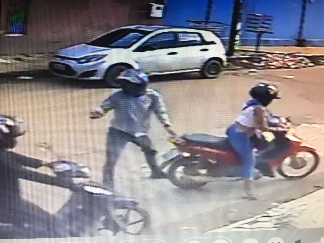 FOTOS: Polícia procura casal que roubou moto de mulher na porta do trabalho