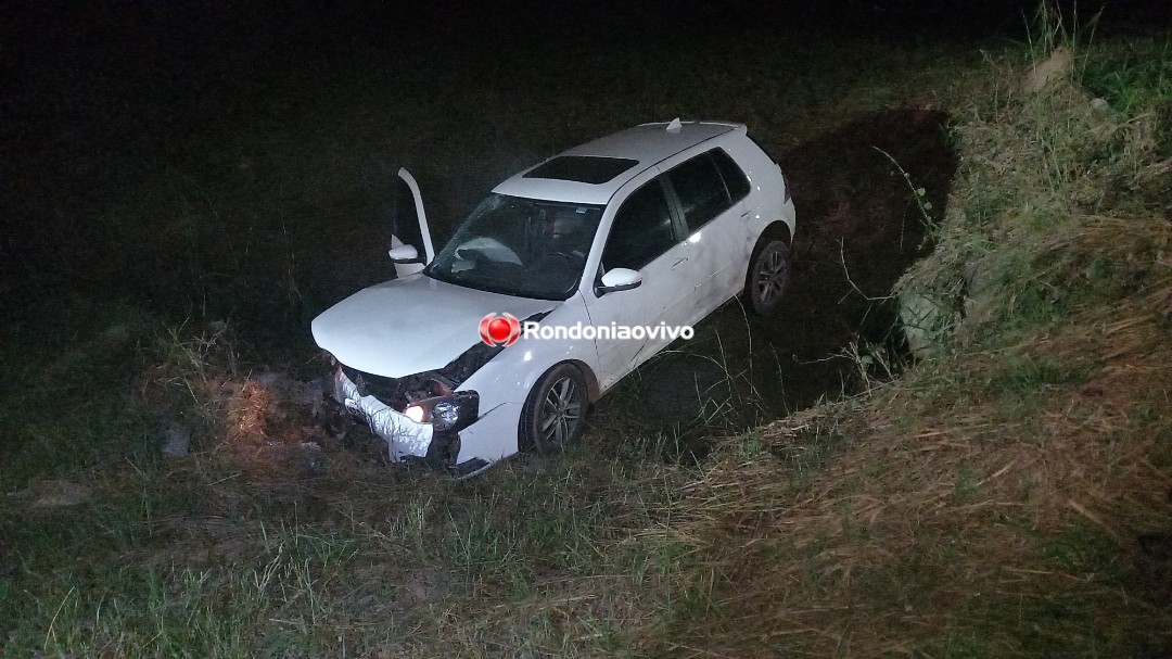 DESGOVERNADO: Veículo Golf com casal cai dentro de vala na BR-364