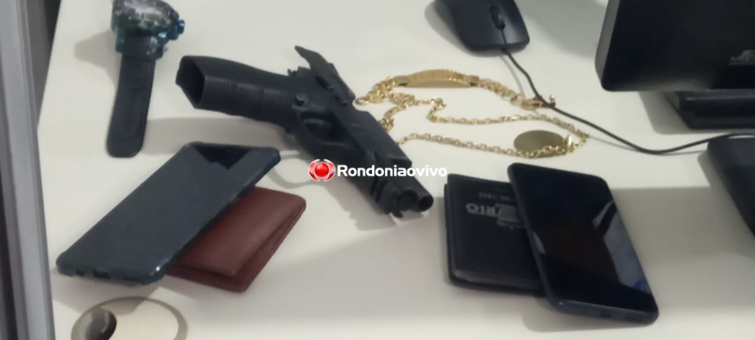 NO FLAGRA: Motorista e motociclista são presos negociando pistola roubada da polícia