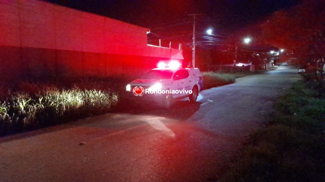 SEM REAGIR: Vítima de roubo é baleada por bandidos na frente de clube de eventos 