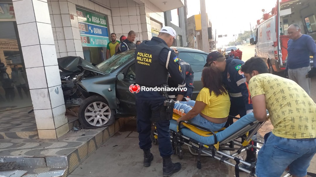DESGOVERNADO: Mulher perde controle da direção de carro e bate contra prédio de lotérica 