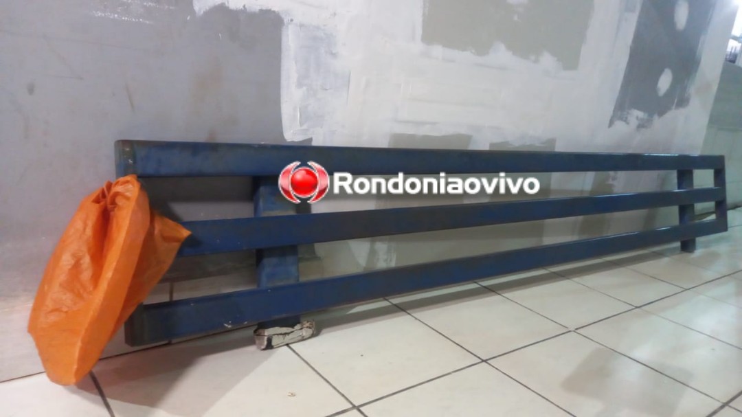 REVOLTANTE: Ladrão é flagrado furtando banco de parada de ônibus na capital 