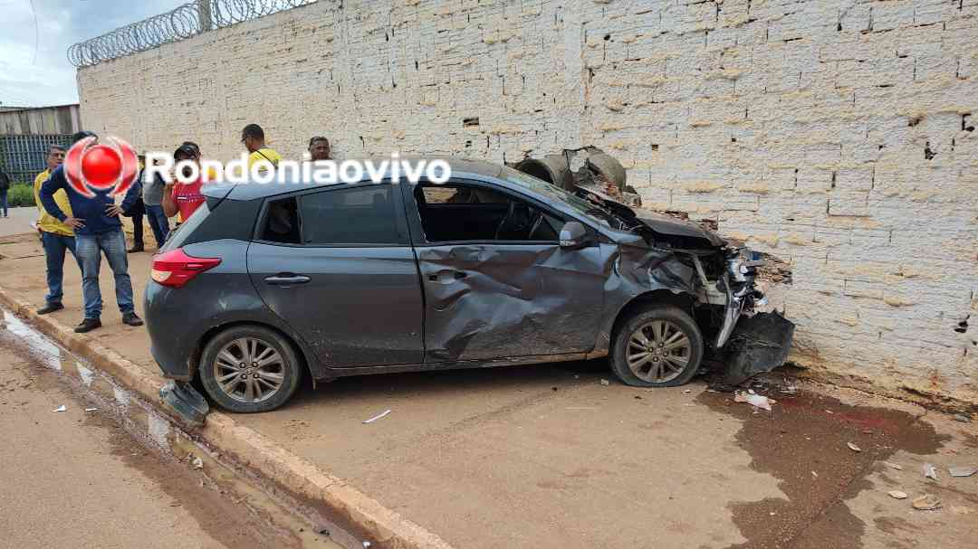 VÍDEO: Carro destrói muro da Semob após moto avançar preferencial
