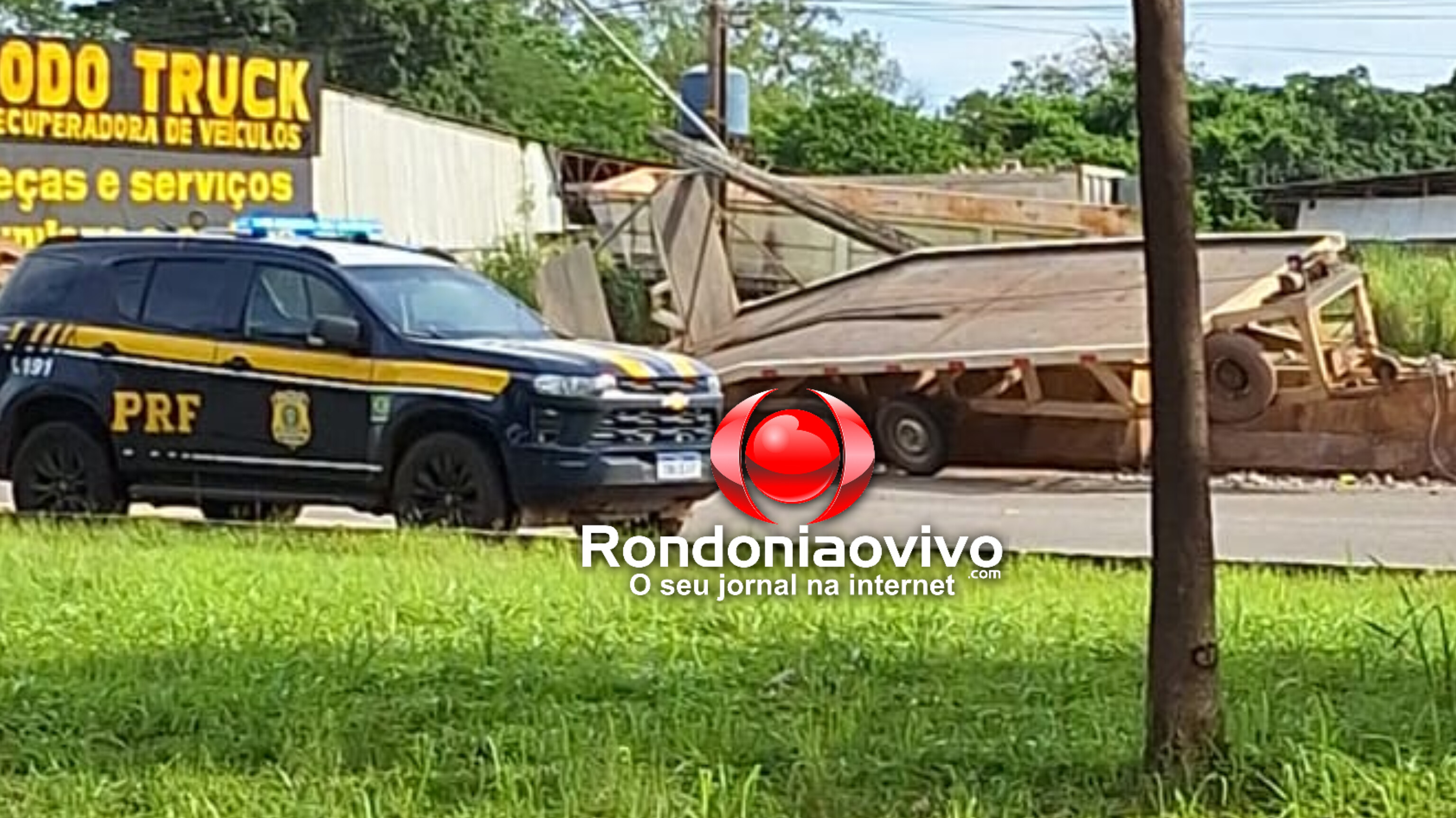 VÍDEO: Reboque de caminhonete se solta e derruba poste na BR-364