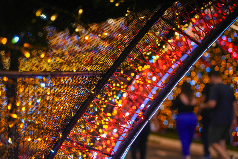 DE VOLTA ÀS RAÍZES: Tradicional iluminação natalina nas avenidas é retomada na capital