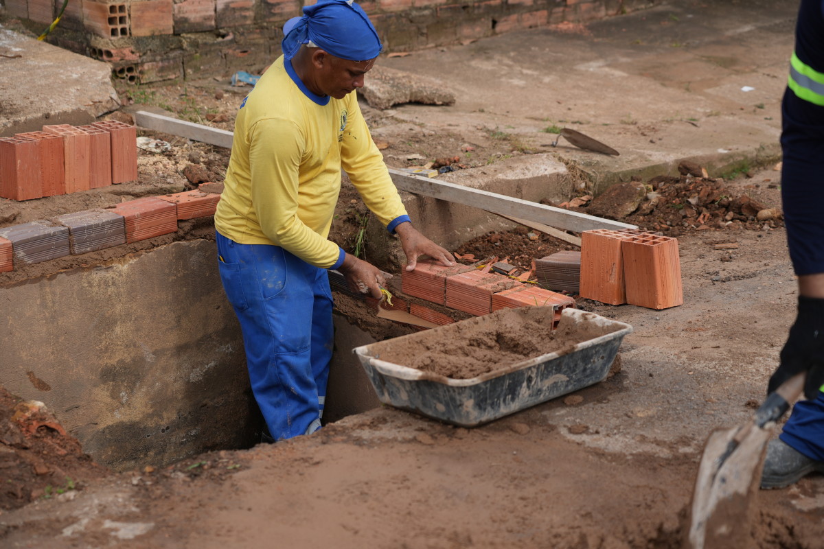 NA ZONA LESTE: Frentes de trabalho reconstroem bueiros e garantem segurança à população