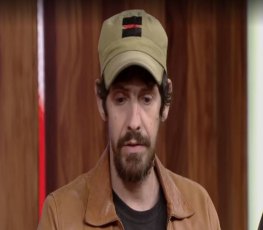 Desenhista cobre estrela vermelha em boné para participar de programa da Globo