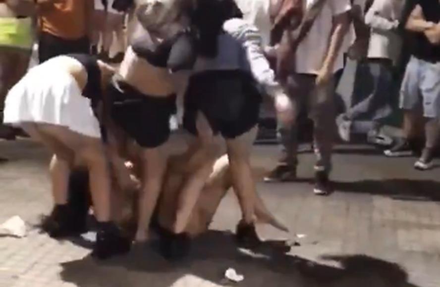 BRIGA POR HOMEM: Jovem tem mega hair arrancado e é agredida por trio de mulheres em clube 