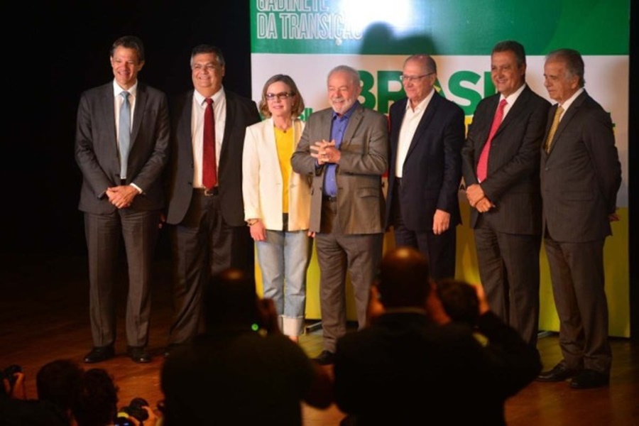 NOVO GOVERNO: Lula diz em anúncio de ministros: Forças Armadas têm de ficar fora da política