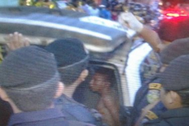 Homens tocam o terror em restaurante, um deles atira em um idoso e é surrado por populares - FOTOS