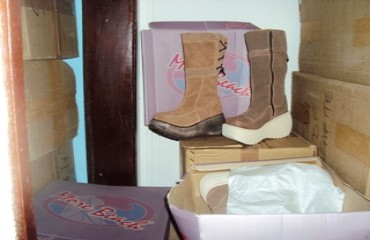 Polícia apreende cerca de 6.000 pares de sapatos que estavam armazenados em um depósito na capital - Confira Fotos