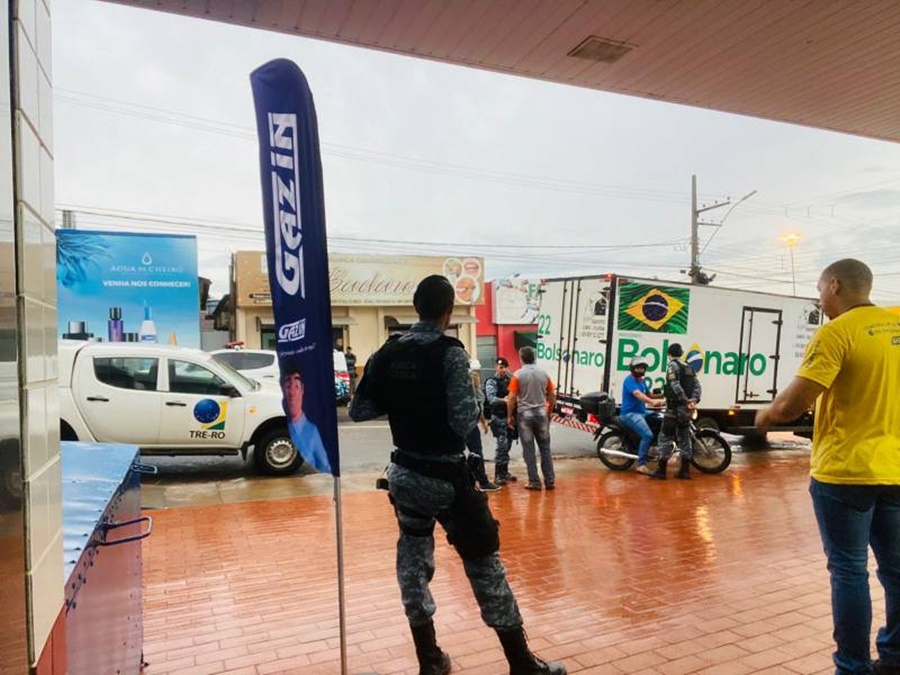 POLÍCIA MILITAR: Justiça Eleitoral acompanha abordagem de caminhão com propaganda política