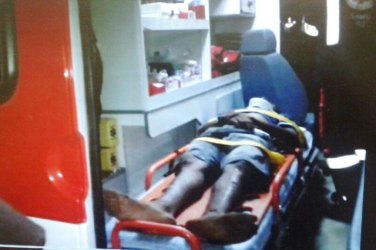 Acidente entre carro e moto deixa jovem seriamente ferido
