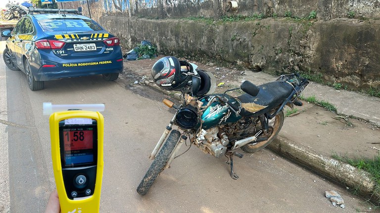 APÓS ACIDENTE: PRF presta socorro a motociclista e depois o prende