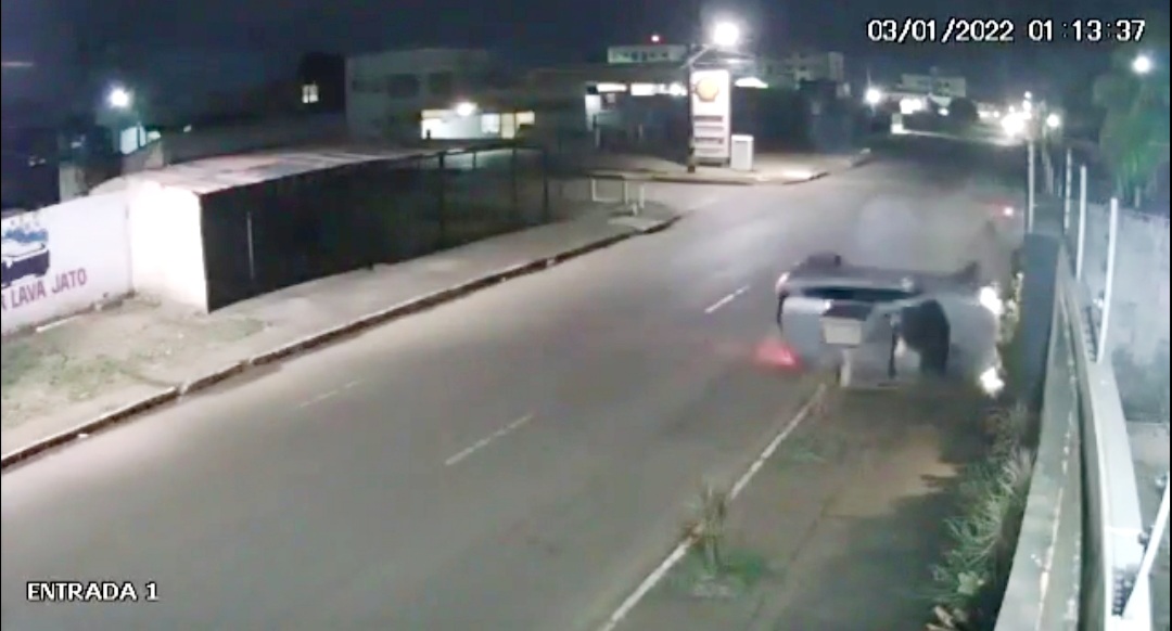 VÍDEO: Três passageiros de motorista de App ficam feridos em capotamento e bêbado é preso