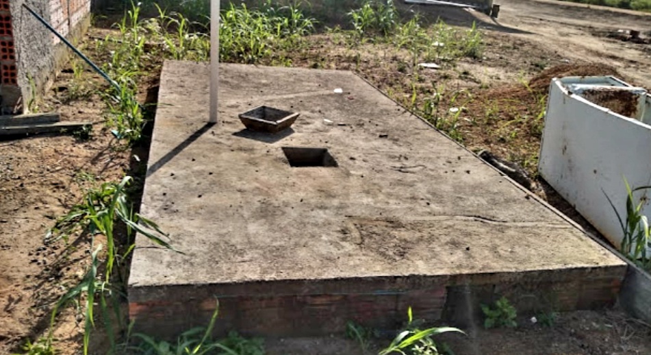 HEROÍSMO: Policiais militares resgatam criança que caiu dentro de fossa de residência