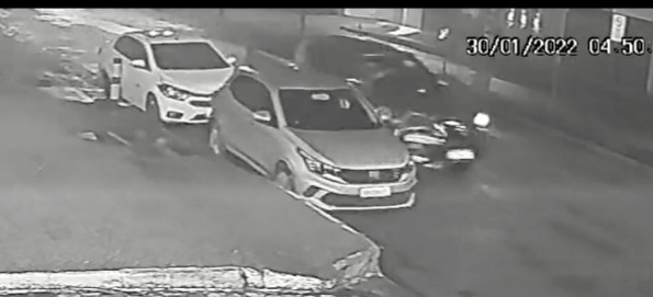 VEJA O VÍDEO: Motorista de Hilux foge após causar destruição em dois carros estacionados