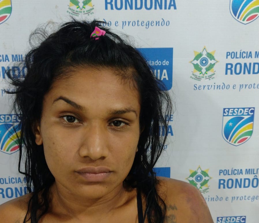 CAIU: Foragida acusada de roubo é presa no centro após denúncia