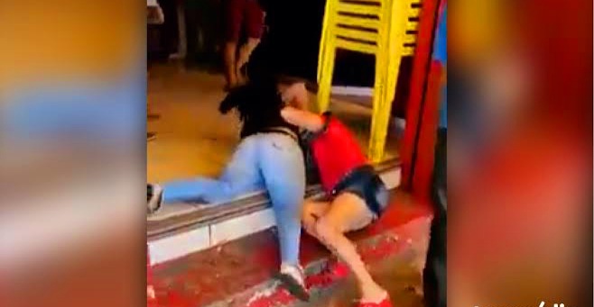 DESAVENÇA: Técnica de enfermagem é espancada por rival ao passar na frente de bar