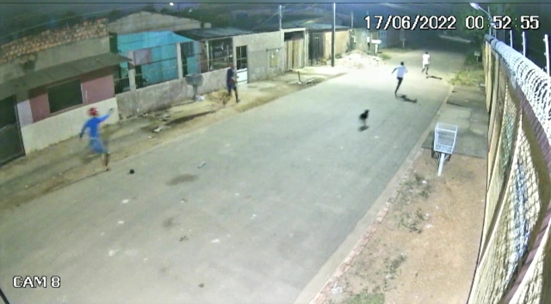 TIROTEIO: Vídeo mostra ataque que deixou um morto e outro baleado na zona Leste