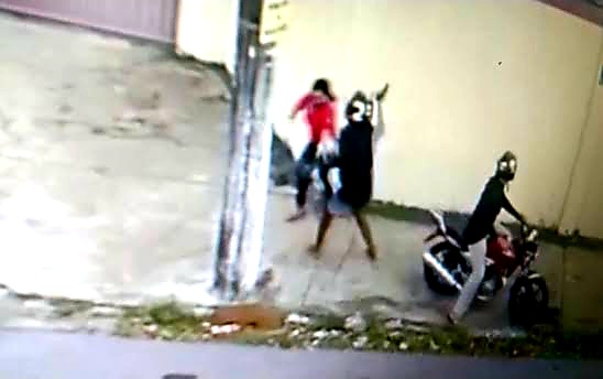 SEM REAGIR: Mulher é socorrida para a UPA após ser agredida a coronhadas por assaltantes