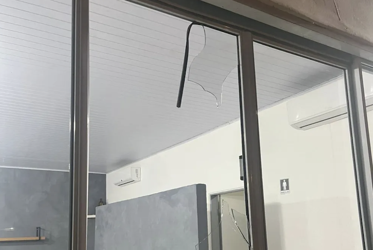 VANDALISMO: Torcedores invadem clube, vandalizam e ferem jogador; confira