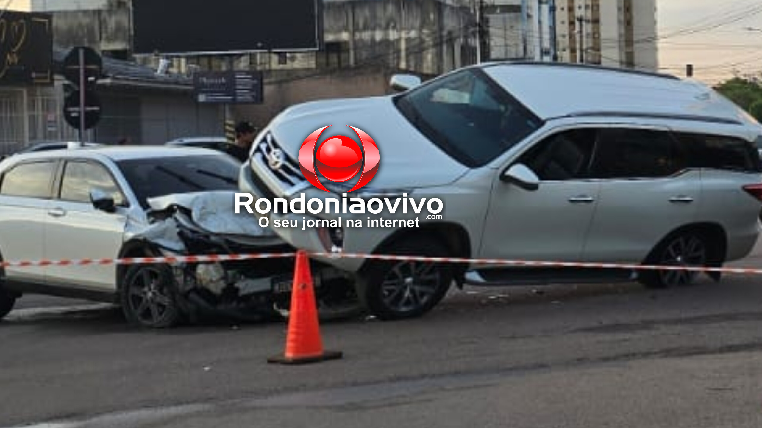 NA ABUNÃ: Batida violenta faz caminhonete SW4 parar em cima de capô de HR-V 