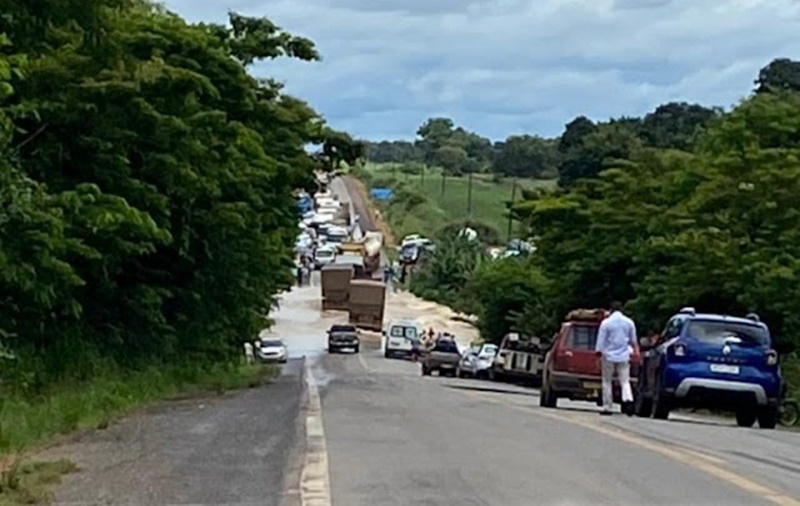 DE NOVO: BR-364 é parcialmente interditada após alagamento de trecho em Ariquemes