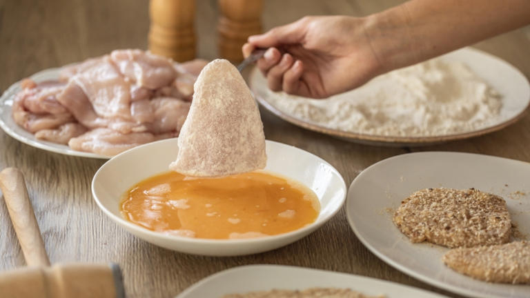  ORDEM CERTA: Esta é a sequência para empanar carnes com resultado incrível