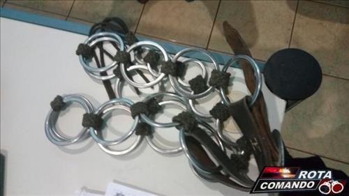 Homem usa uma pescoçeira de cavalo para agredir esposa 