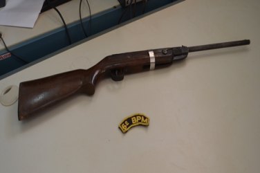 Estudante é flagrada pela PM fazendo pose com arma de fogo
