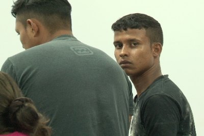 Dupla com passagens pela polícia é presa com revolver
