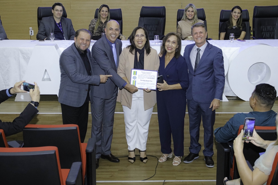 ISMAEL CRISPIN: Deputado homenageia educadores de Rondônia com Votos de Louvor