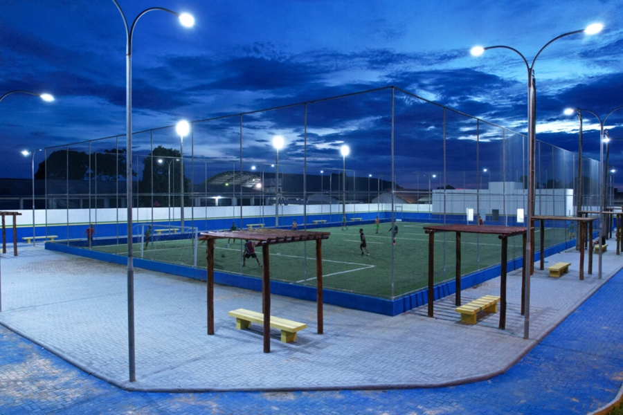 GOVERNO NA CIDADE: Gov RO leva lazer a Presidente Médici construindo quadra com grama sintética