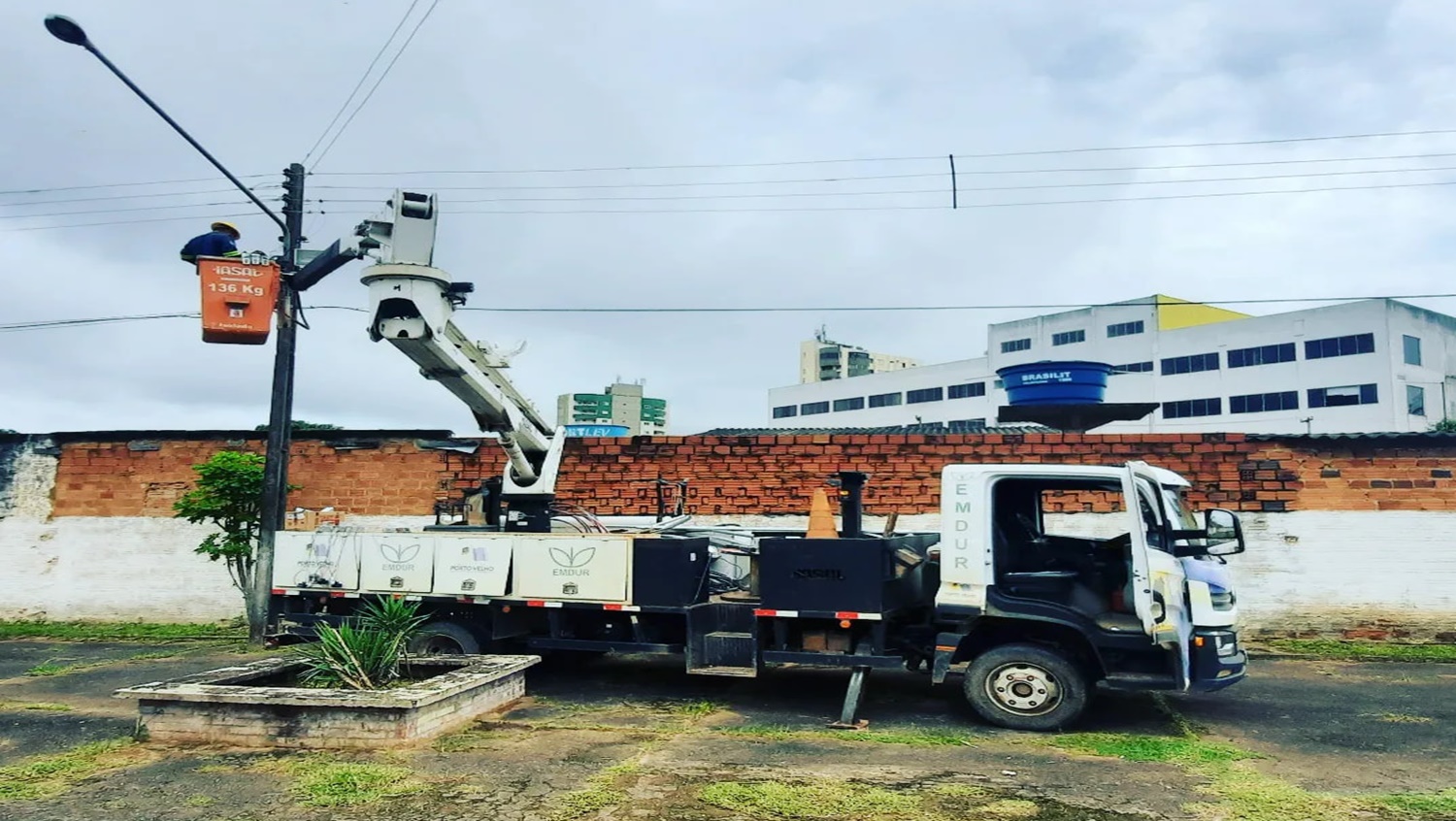 VER. PAULO TICO: Praça da comunidade São Pedro recebe manutenção na rede de iluminação