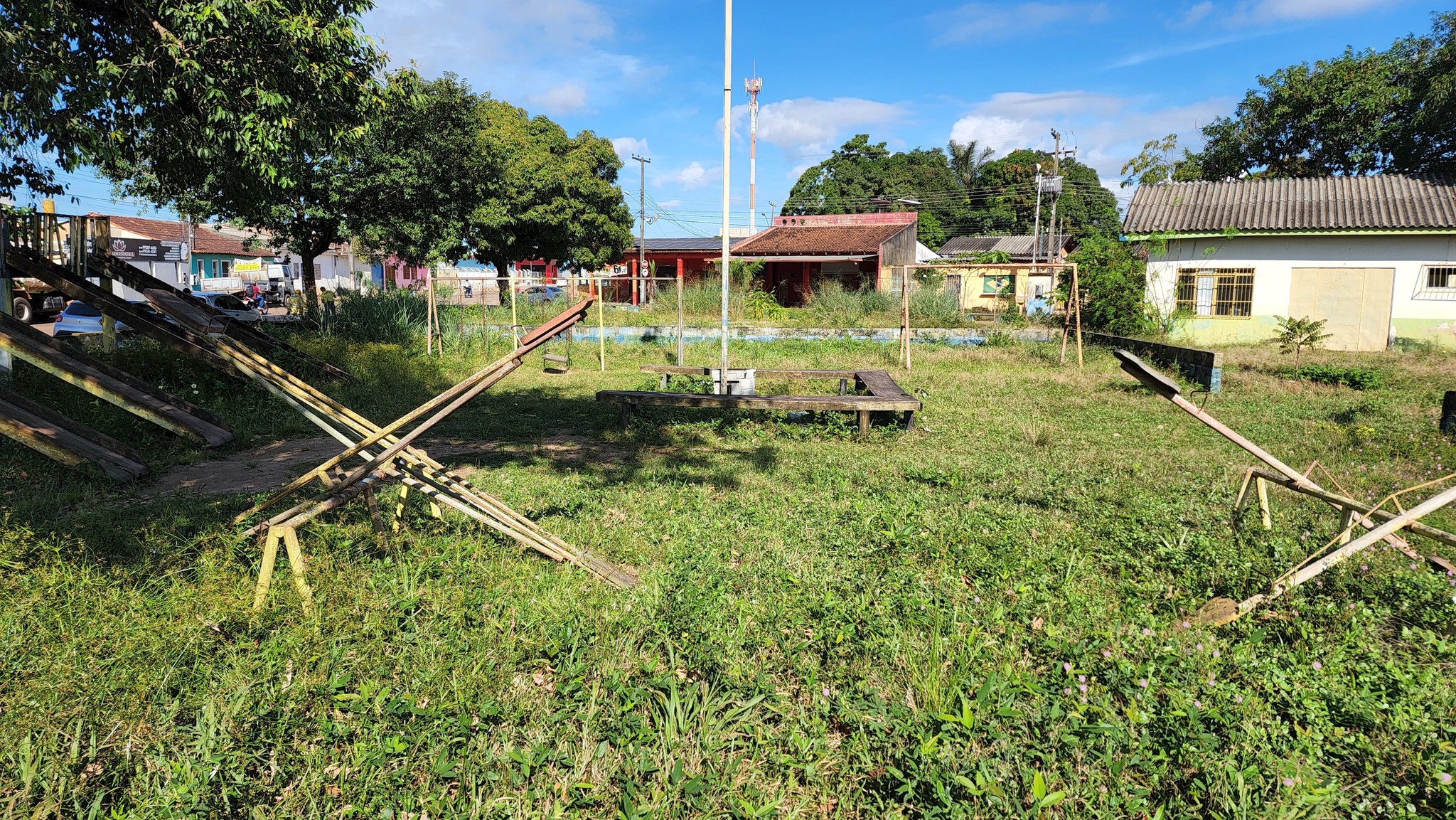 DESPREZO: CEDEL da zona Sul sofre com matagal e abandono por parte das autoridades 