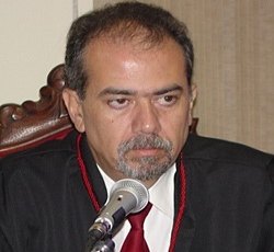 Desembargador suspende ação penal contra advogado