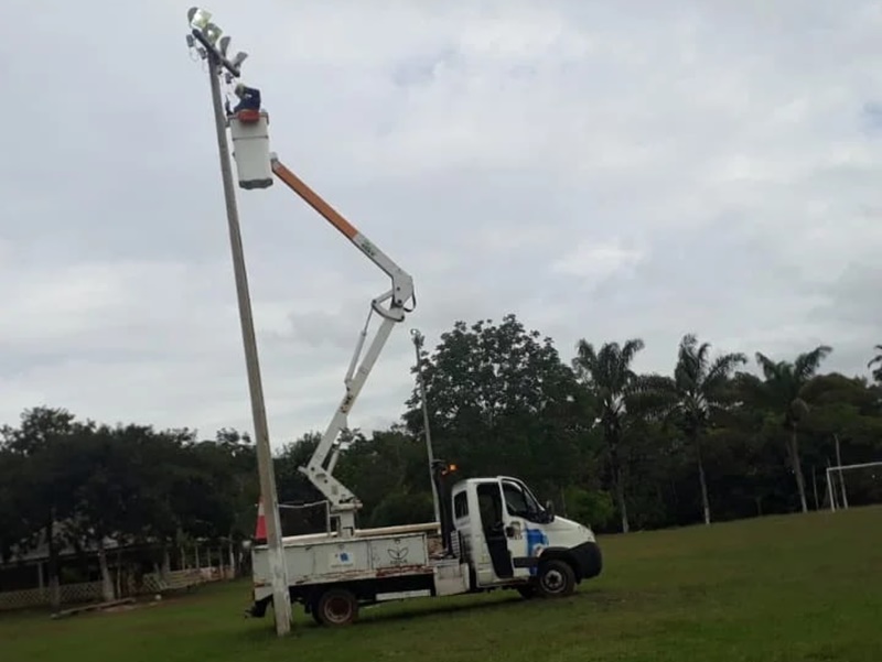 MELHORIAS: Campo de futebol recebe iluminação após pedido de Paulo Tico
