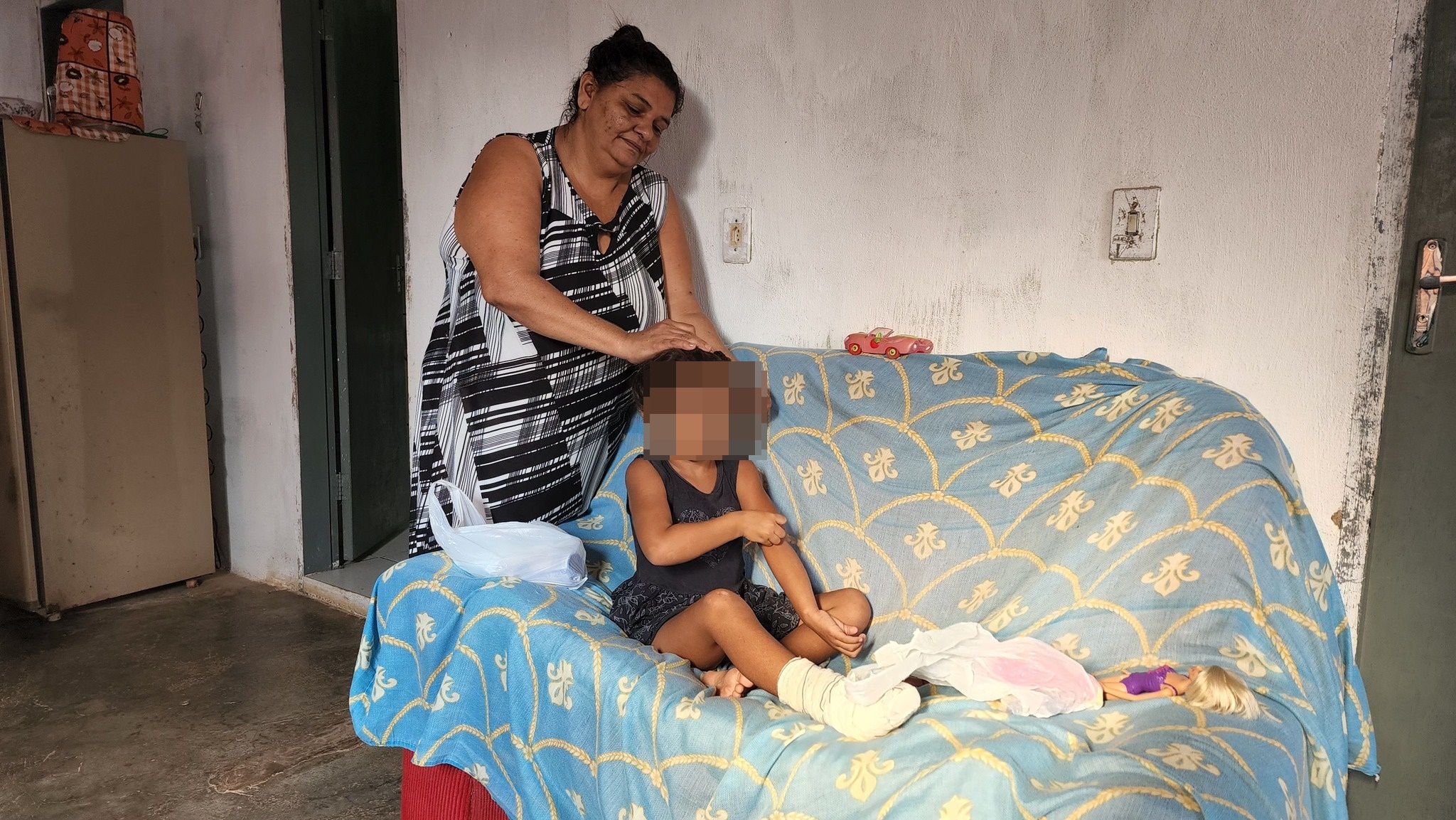 DIFICULDADES: Família pede ajuda para tratar criança que carro passou em cima do pé