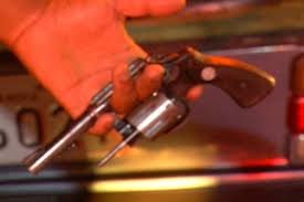 Socioeducador é preso pilotando moto embriagado e armado
